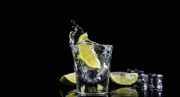 Tequila Tradicional Mexicana Salpicadura Lima Sobre Fondo Negro Con Hielo — Foto de Stock