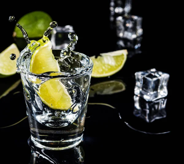 Tequila Tradizionale Messicana Splash Lime Sfondo Nero Con Cubetto Ghiaccio — Foto Stock