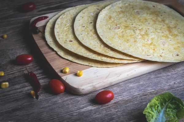 Traditionelle Mexikanische Tortilla Wrap Mit Gemüse Und Gegrilltem Hühnerfleisch Auf — Stockfoto