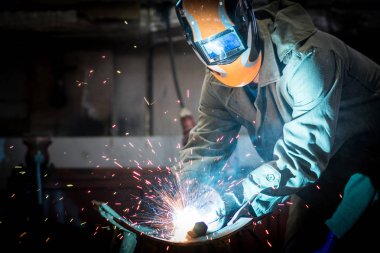 çelik konstrüksiyon kaynak Fabrikası'nda sanayi işçisi