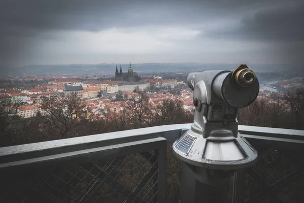 Fotografia Krajobrazu Praga Praskiego Zamku Turystycznych Teleskop Pochmurny Dzień — Zdjęcie stockowe
