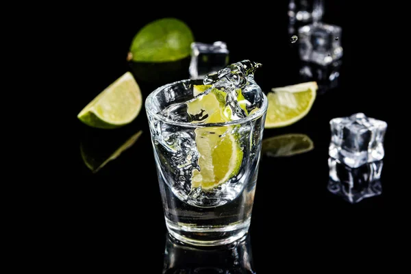Meksykański Tradycyjnych Tequila Splash Wapna Czarnym Tle Kostka Lodu — Zdjęcie stockowe