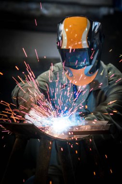 çelik konstrüksiyon kaynak Fabrikası'nda sanayi işçisi