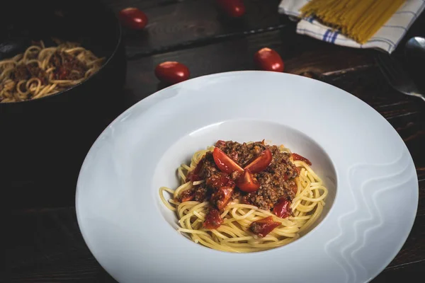 Traditional Italian Pasta Spaghetti Bolognese Minced Meat Tomatoes Dark Wood — Stock Photo, Image