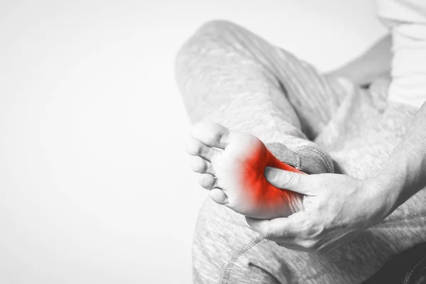Causian Adam Ellerini Acı Ayağında Ağrı Ayak Tutar Siyah Beyaz — Stok fotoğraf