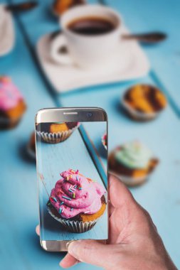 Adam alarak fotoğraf krema ile çikolatalı kek