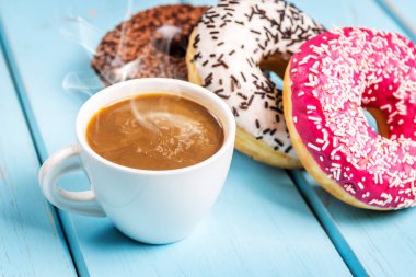 Siyah taş masada tatlı çörek