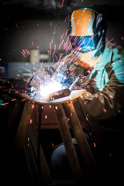 Industriële werknemer lassen — Stockfoto