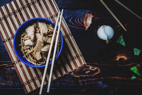닭고기와 함께 아시아 국수 — 스톡 사진