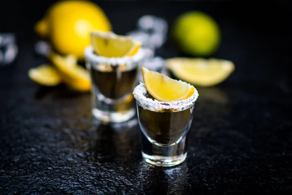 Tequila com limão e limão — Fotografia de Stock