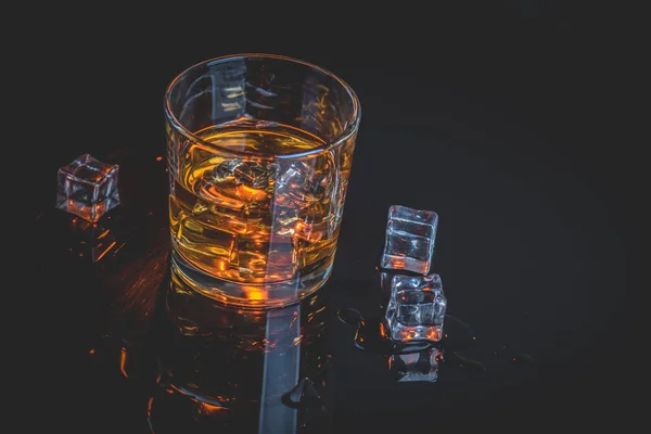 Whisky, whisky o bourbon con hielo — Foto de Stock