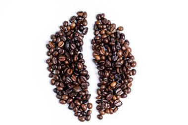 Beyaz arka planda kahve çekirdekleri