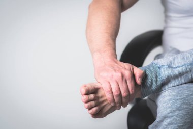 ayak ağrısı olan adam