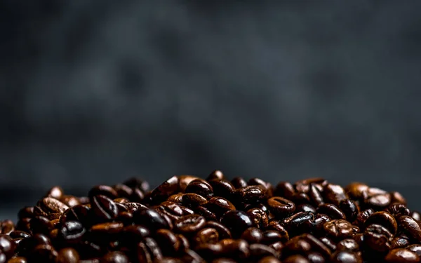 コーヒー豆と煙 — ストック写真