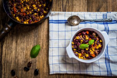 Biber Mısır carne ahşap masa üzerinde