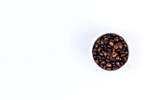 Coupe avec grains de café sur blanc — Photo