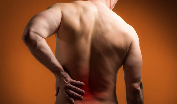 Homem musculoso com dor nas costas — Fotografia de Stock