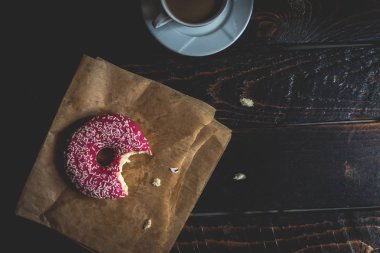 Pembe çörek beyaz serpin ile lokma