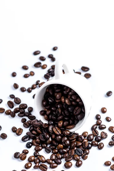 Copa con grano de café en blanco —  Fotos de Stock