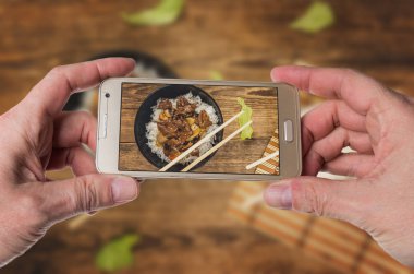 Adam pirinç ile Beef fotoğraf çekmek