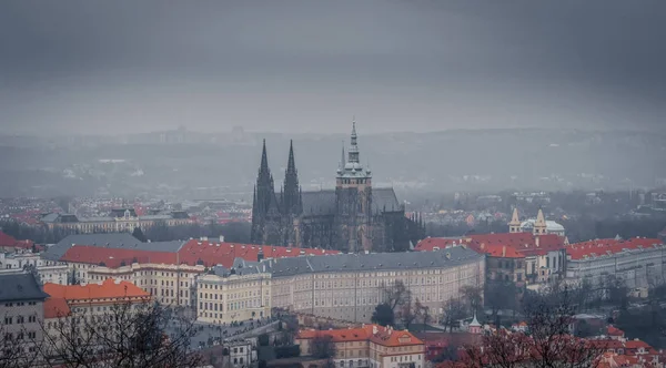 Castelo de Praga em Praga em dia nublado — Fotografia de Stock