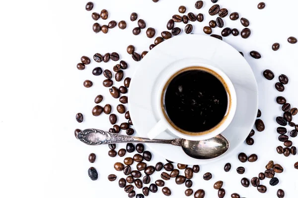 Taza con granos de café sobre fondo blanco — Foto de Stock