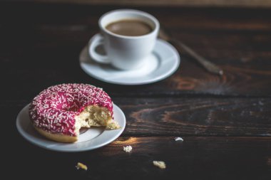 Pembe çörek beyaz serpin ile lokma