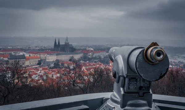 Zamek na Hradczanach w Pradze w pochmurny dzień — Zdjęcie stockowe