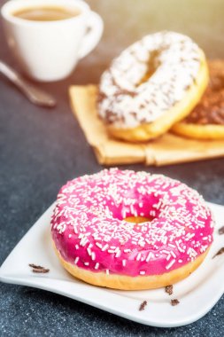 Siyah taş masada tatlı çörek