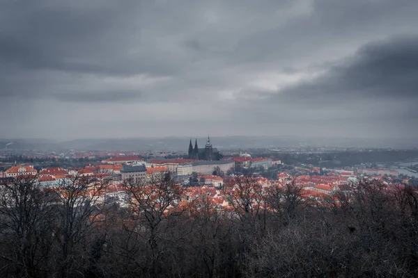 Castelo de Praga em Praga em dia nublado — Fotografia de Stock