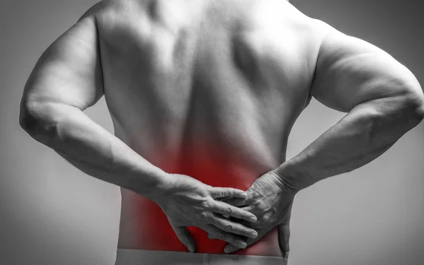 Hombre musculoso con dolor en la espalda — Foto de Stock