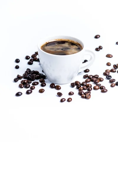 白い背景の上のコーヒー豆とカップ ロイヤリティフリーのストック画像