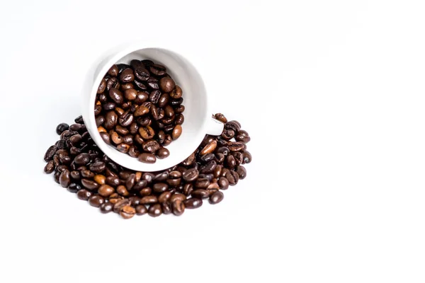 Coupe avec grains de café sur blanc — Photo