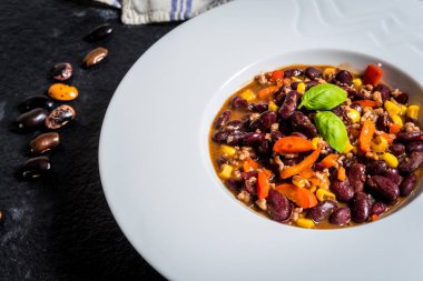 Biber Mısır carne taş masada