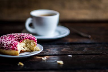Pembe çörek beyaz serpin ile lokma