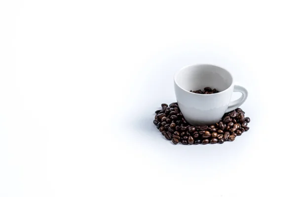Kubek z Kawa fasoli na białym — Zdjęcie stockowe