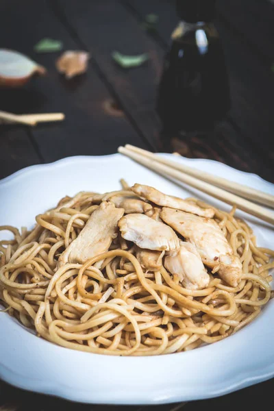 Asian noodles with chicken meat — Stock Photo, Image