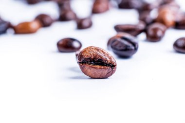 Kavrulmuş kahve beanon beyaz