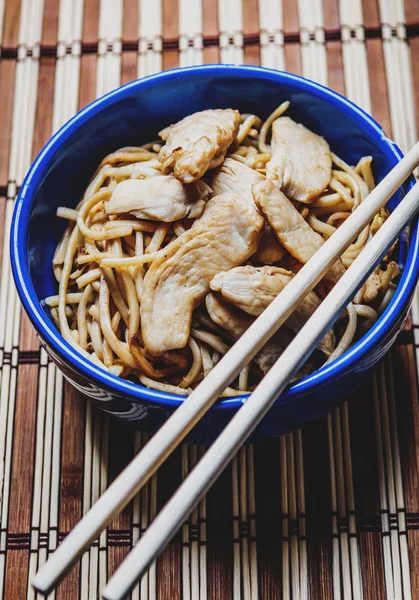닭고기와 함께 아시아 국수 — 스톡 사진