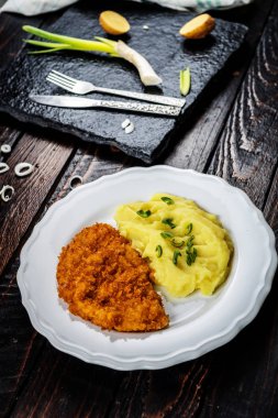 Tavuk biftek veya şnitzel ile patates püresi