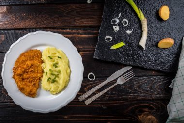 Tavuk biftek veya şnitzel ile patates püresi