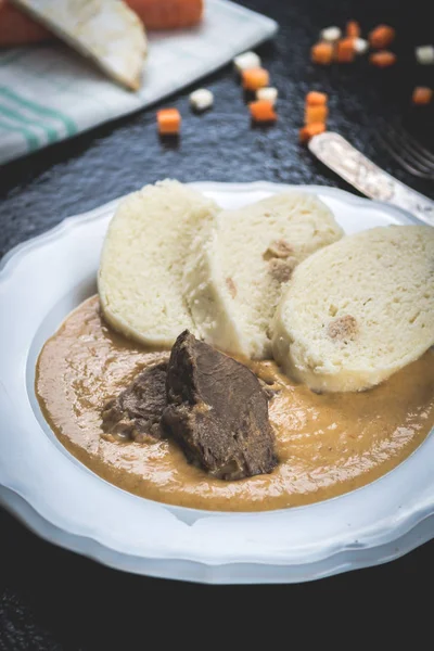 Lombo de carne checa e molho de creme — Fotografia de Stock