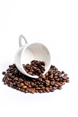 Fincan kahve çekirdeği üzerinde beyaz ile