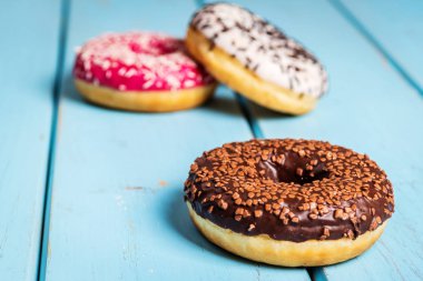 Siyah taş masada tatlı çörek