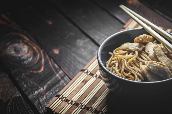 Asian noodles with chicken meat — Stock Photo, Image