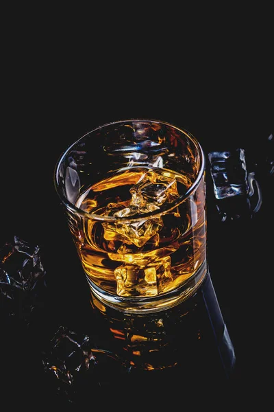 Whisky, whisky o bourbon con hielo —  Fotos de Stock