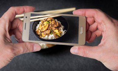 Etli Pilav'ın fotoğrafını çeken adam