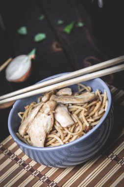 Tavuk eti ile Asya erişte