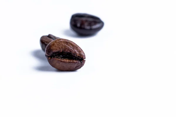 Gebrande koffie beanon wit — Stockfoto