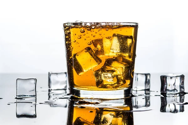 Whisky, whisky eller bourbon med is — Stockfoto